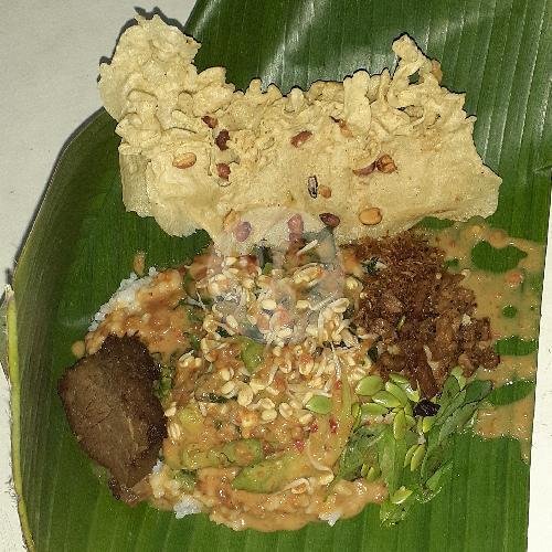 Nasi Pecel Madiun Murni: Kenangan Manis dalam Setiap Suapan di Madiun