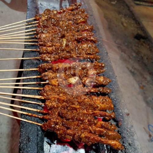 1 porsi Sate Kambing menu Sate Ayam Madura Cak Asmat, Laweyan