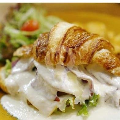 Beef & Mushroom Carbonara Sandwich menu Bellamie Boulangerie, Cihapit