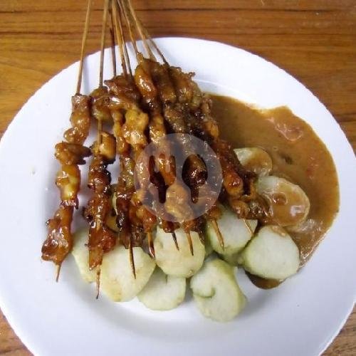 Sate 5 tusuk + Lontong menu Sate Ayam Ponorogo Pak Ika 2, Nusukan, Banjarsari