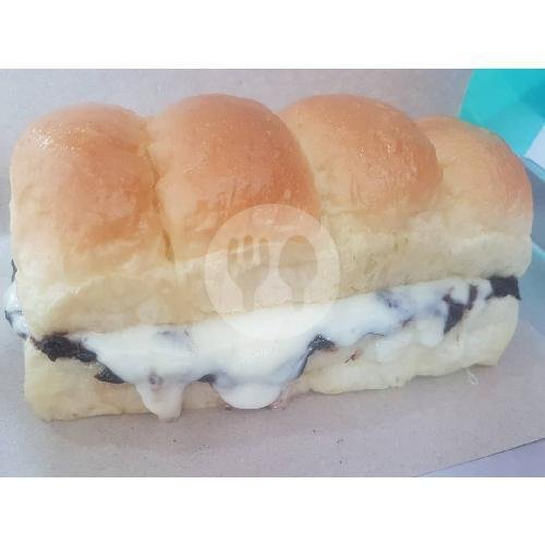 Mozzarella + 1 Varian menu Roti Kukus Laka Laka, Cilacap