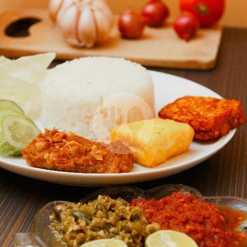 Gepuk Sapi 3 Pcs menu Soto Bandung, Sop Iga & Gepuk Sambel Lalap Permata Biru