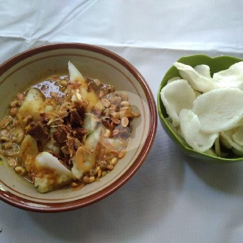 Kupat Tahu menu Nasi Kuning Kupat Tahu Lontong Kari Ibu Siti, Sulaksana