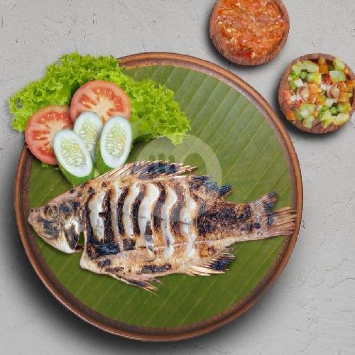 Ikan Kuwe (L) menu Ikan Bakar Sulawesi 