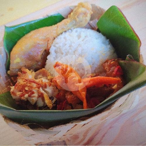 Gudeg Krecek Ayam Suwir + 4 Telur menu Gudeg Besek Mbak Mun, Delanggu