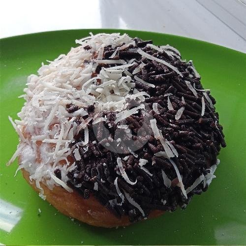 Donat Topping Meses Coklat + Keju menu Habibie Bakery, Batu