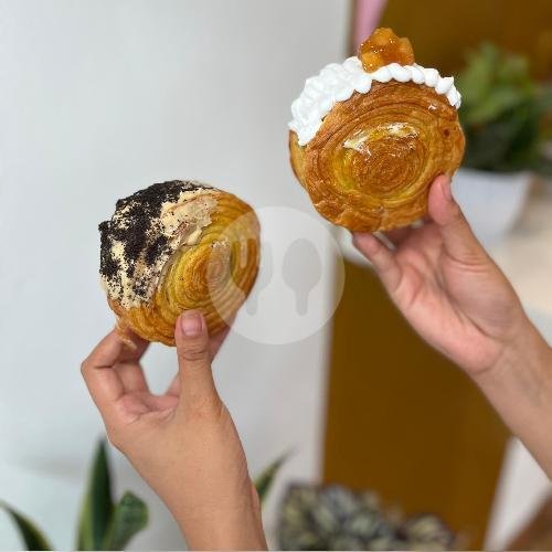 Review Syakira Bakery Cirebon: Surga Kue Manis yang Wajib Dikunjungi