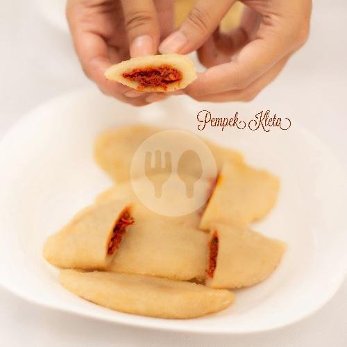 Pempek Kapal Selam menu Pempek Ny. Kleta, Bukit Duri