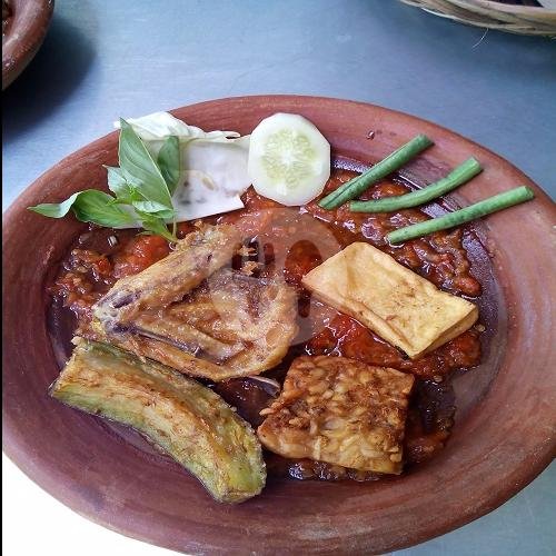 Tahu Tempe Terung Penyet menu Ayam Goreng Bakar Gokar Kencana, Mulyorejo