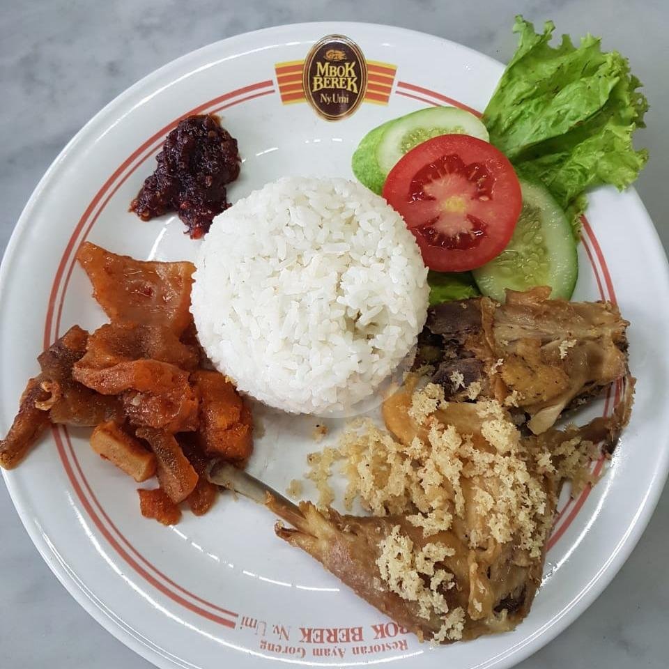 Nasi Rames Istimewa menu Ayam Goreng Mbok Berek Ny. Umi, Tebet