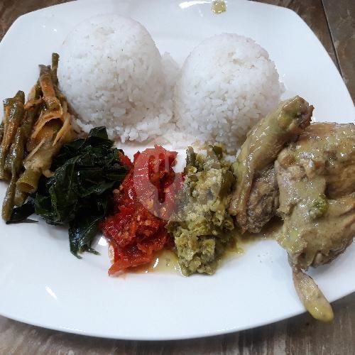 Nasi Ayam Kurma + Teh Es + Kerupuk menu Rumah Makan Ampera Daun Mas, Nanggalo