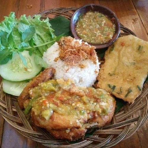 Paket Ayam Bakar Tahu Tempe menu Waroeng Pak Eddy, Kebon Sirih
