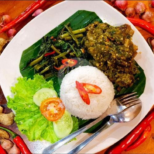 Nasi Plecing Ayam Kampung menu Srengenge Wetan, Banyuwangi