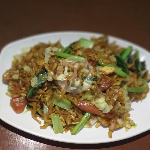 Kwetiaw Goreng Sosis. menu Mie Goreng dan Pangsit Goreng Dema, Sirnarasa