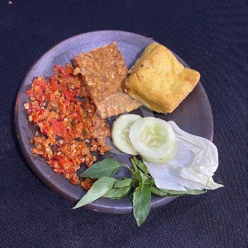 Ati Ampela Ayam Goreng menu Penyetan 3 Saudara